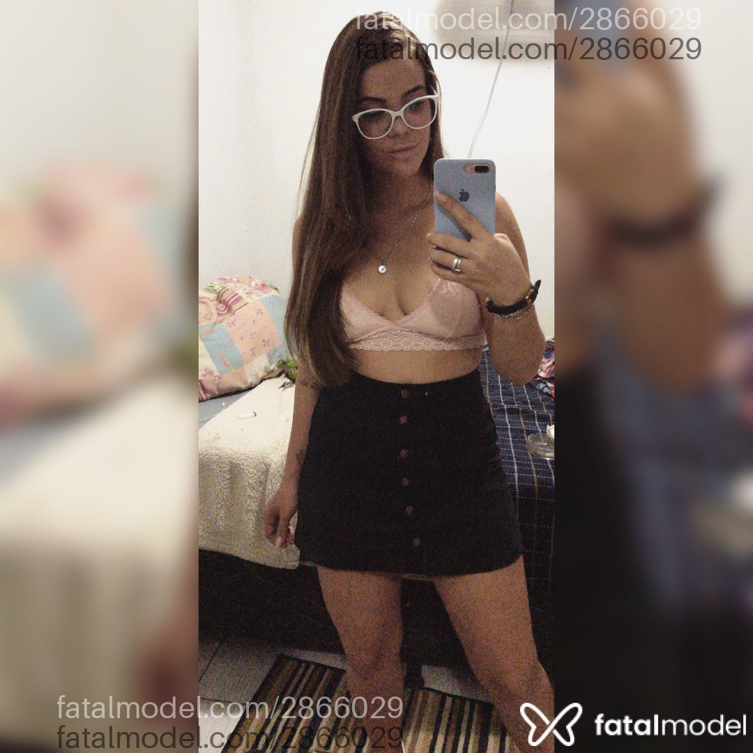 Acompanhante mulher com cabelo castanho de olhos castanhos em Virtual - Renata Alvs