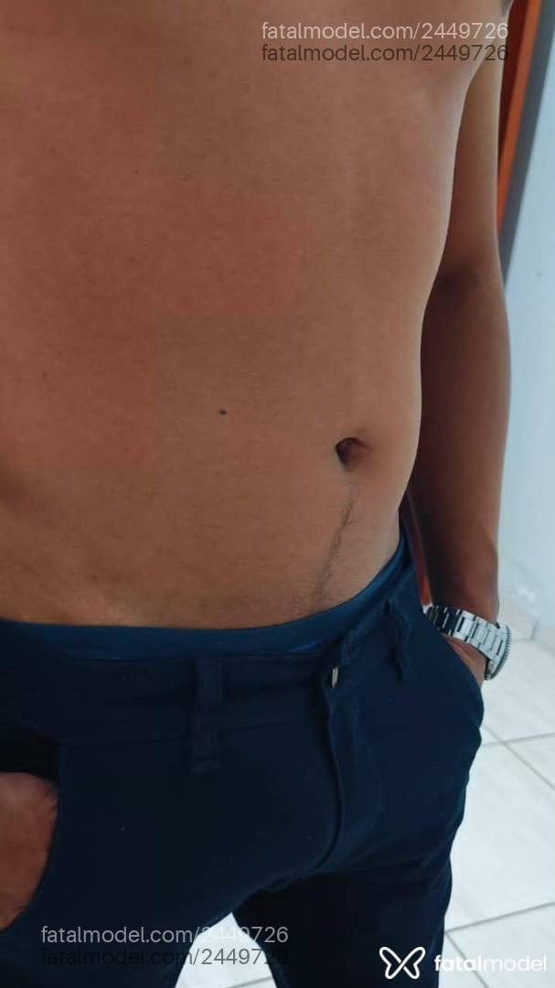 Acompanhante homem com cabelo castanho de olhos pretos - Ricardo