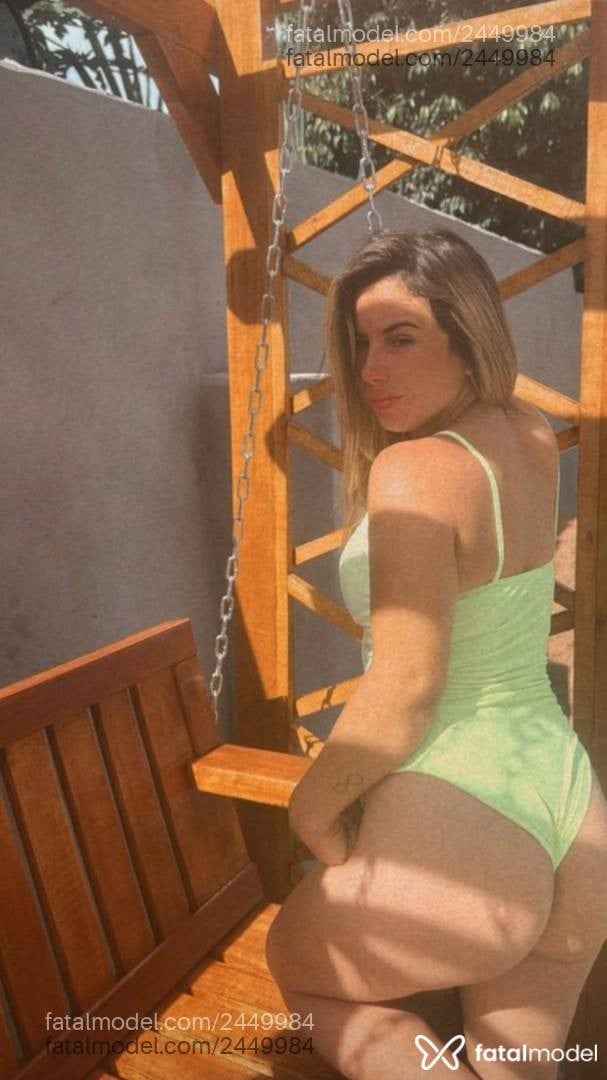 Acompanhante mulher loira (o) de olhos castanhos - Breeh