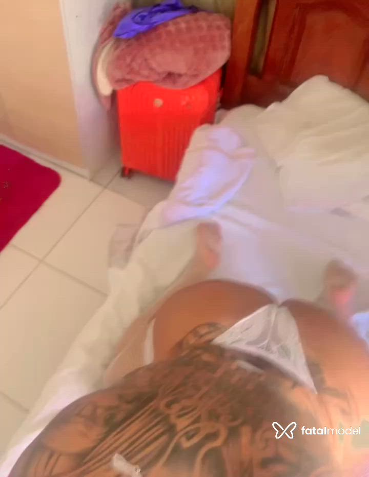Acompanhante mulher loira (o) de olhos pretos - Tatazinha