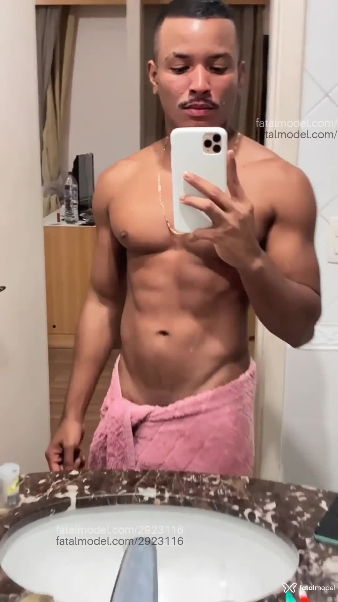 Acompanhante homem morena (o) de olhos pretos em São Paulo Acompanhante homem morena (o) de olhos pretos em São Paulo - Vittor Black