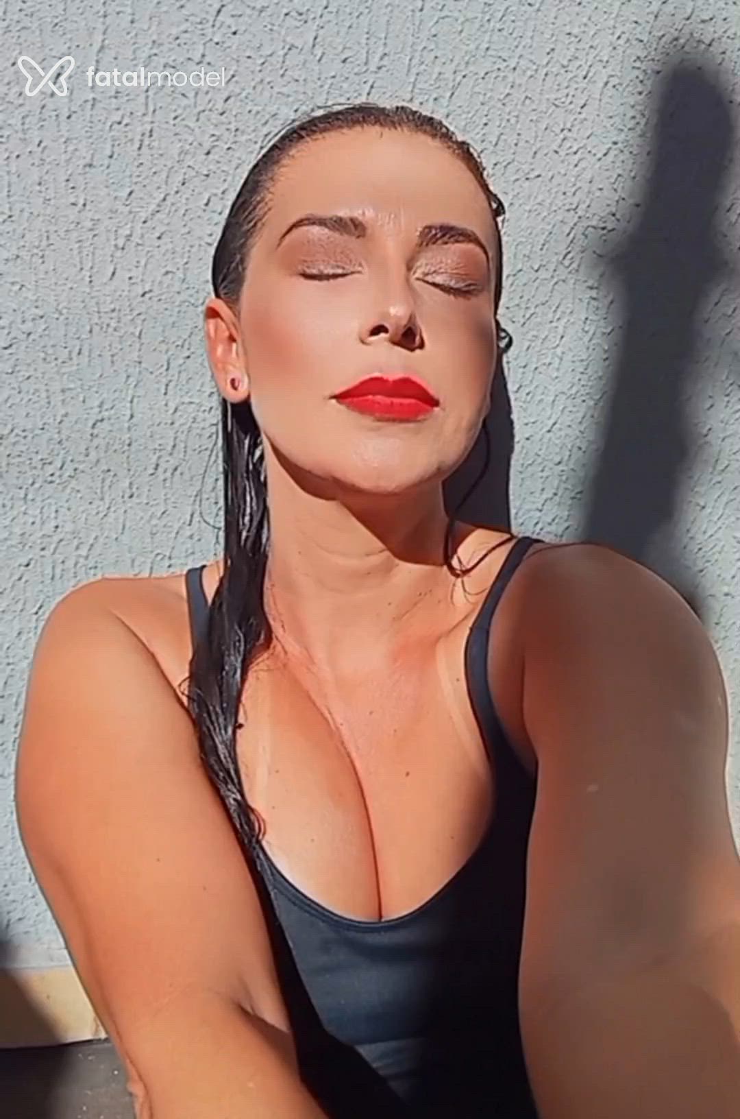 Acompanhante mulher com cabelo castanho de olhos castanhos em Quirinópolis Acompanhante mulher com cabelo castanho de olhos castanhos em Quirinópolis - Renata