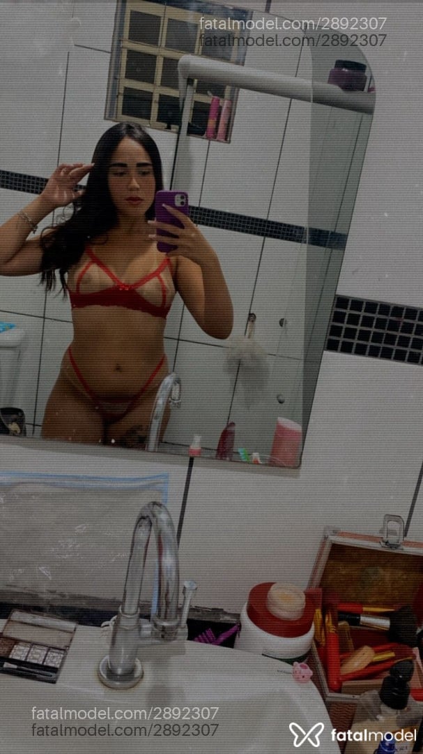 Acompanhante mulher morena (o) de olhos castanhos em Virtual Acompanhante mulher morena (o) de olhos castanhos em Virtual - Paola