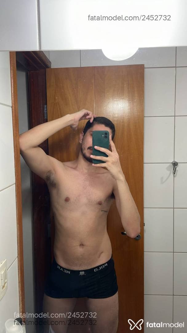 Acompanhante homem com cabelo castanho de olhos castanhos em Maringá - Arthur
