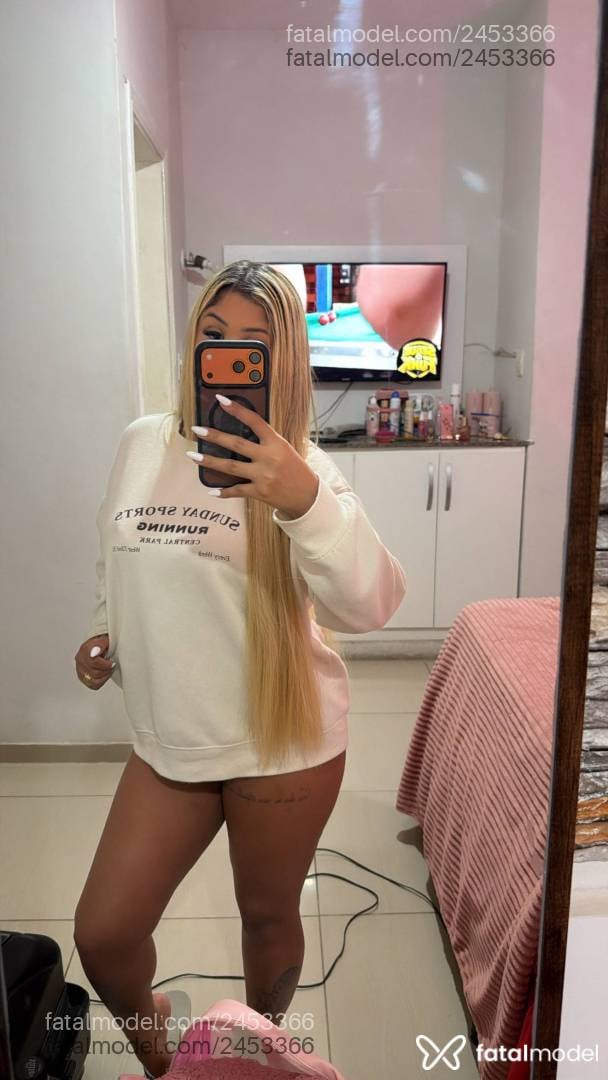 Acompanhante mulher loira (o) de olhos castanhos - Melissa