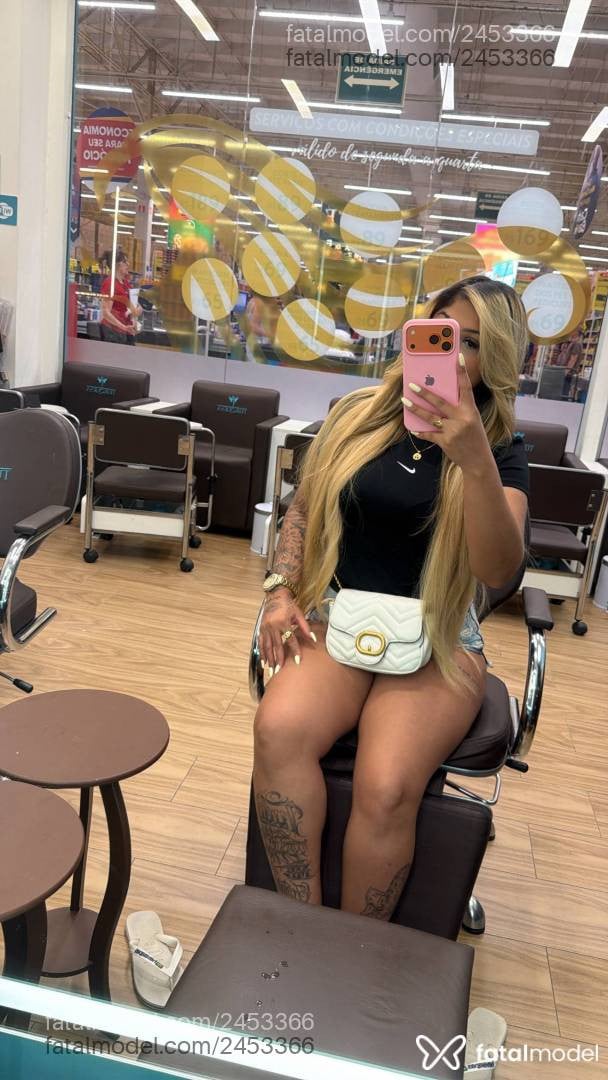 Acompanhante mulher loira (o) de olhos castanhos - Melissa