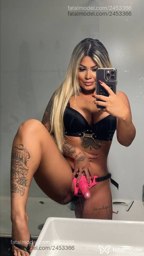 Acompanhante mulher loira (o) de olhos castanhos - Melissa