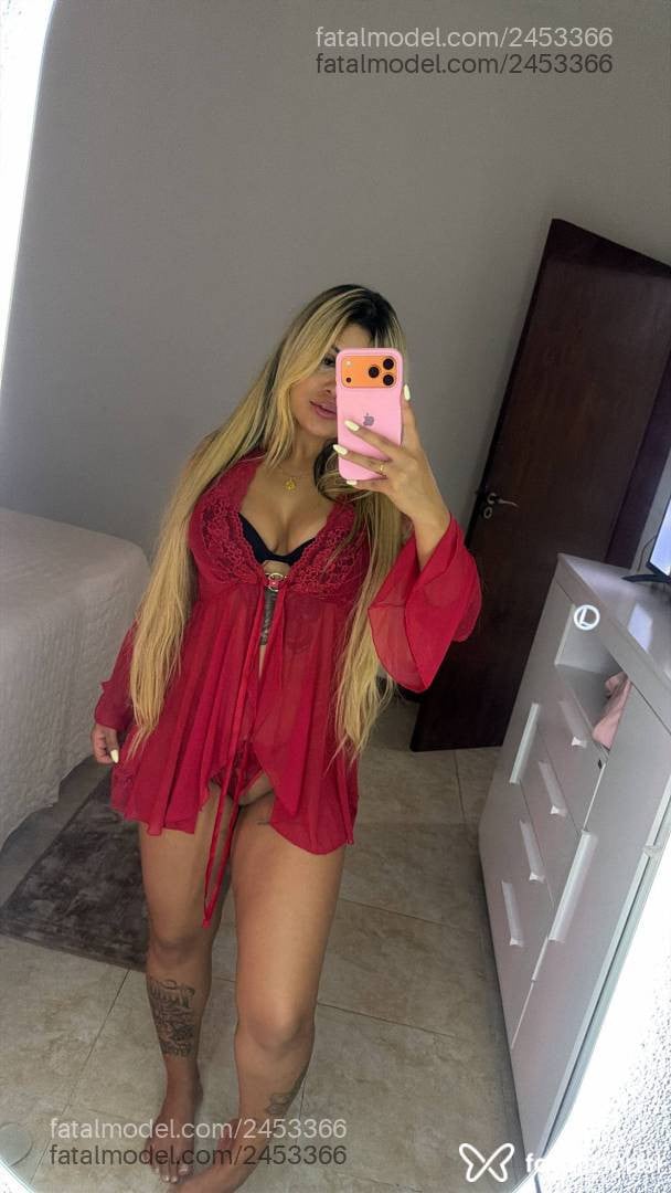 Acompanhante mulher loira (o) de olhos castanhos - Melissa