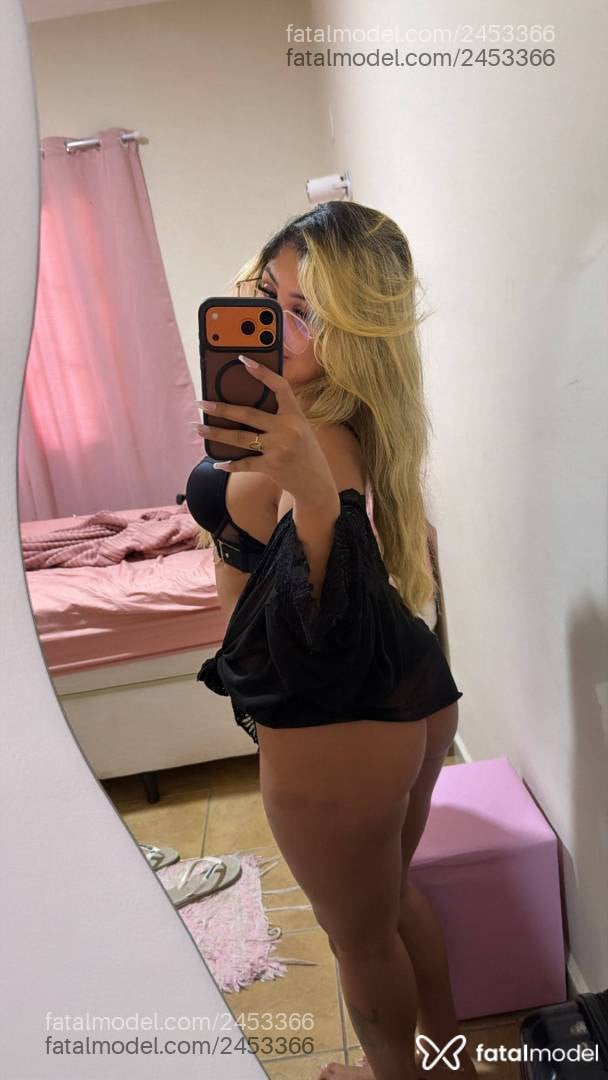 Acompanhante mulher loira (o) de olhos castanhos - Melissa