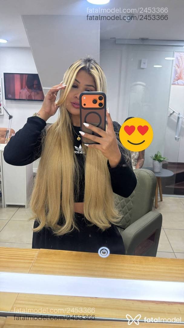 Acompanhante mulher loira (o) de olhos castanhos - Melissa