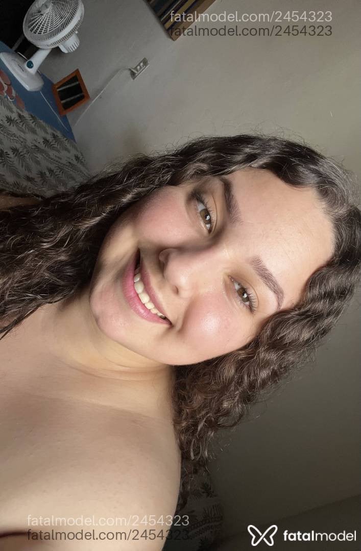 Acompanhante mulher com cabelo castanho de olhos castanhos - Vitória Dias