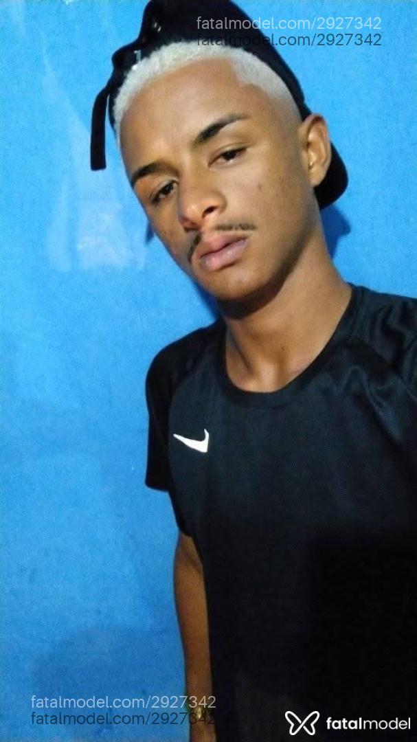 Acompanhante não-binário com cabelo grisalho de olhos pretos em Rio de Janeiro - Lucas More