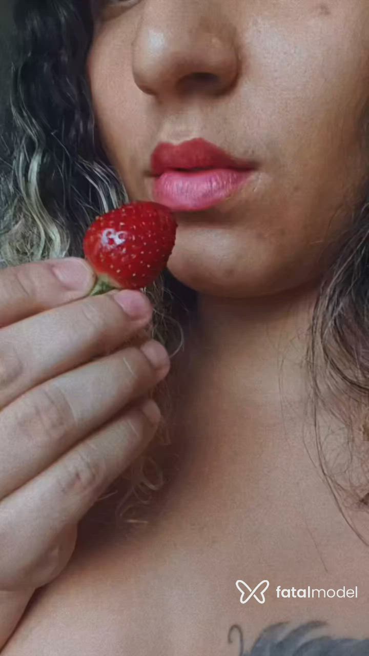 Acompanhante mulher loira (o) de olhos pretos - Dalila Acompanhante mulher loira (o) de olhos pretos - Dalila