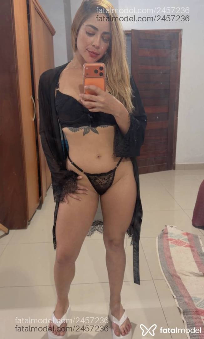Acompanhante mulher loira (o) de olhos castanhos - Helen