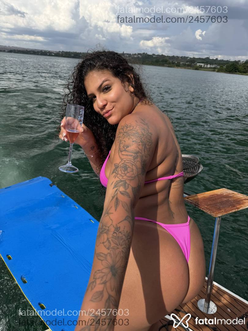 Acompanhante mulher morena (o) de olhos pretos - Júlia Araujo