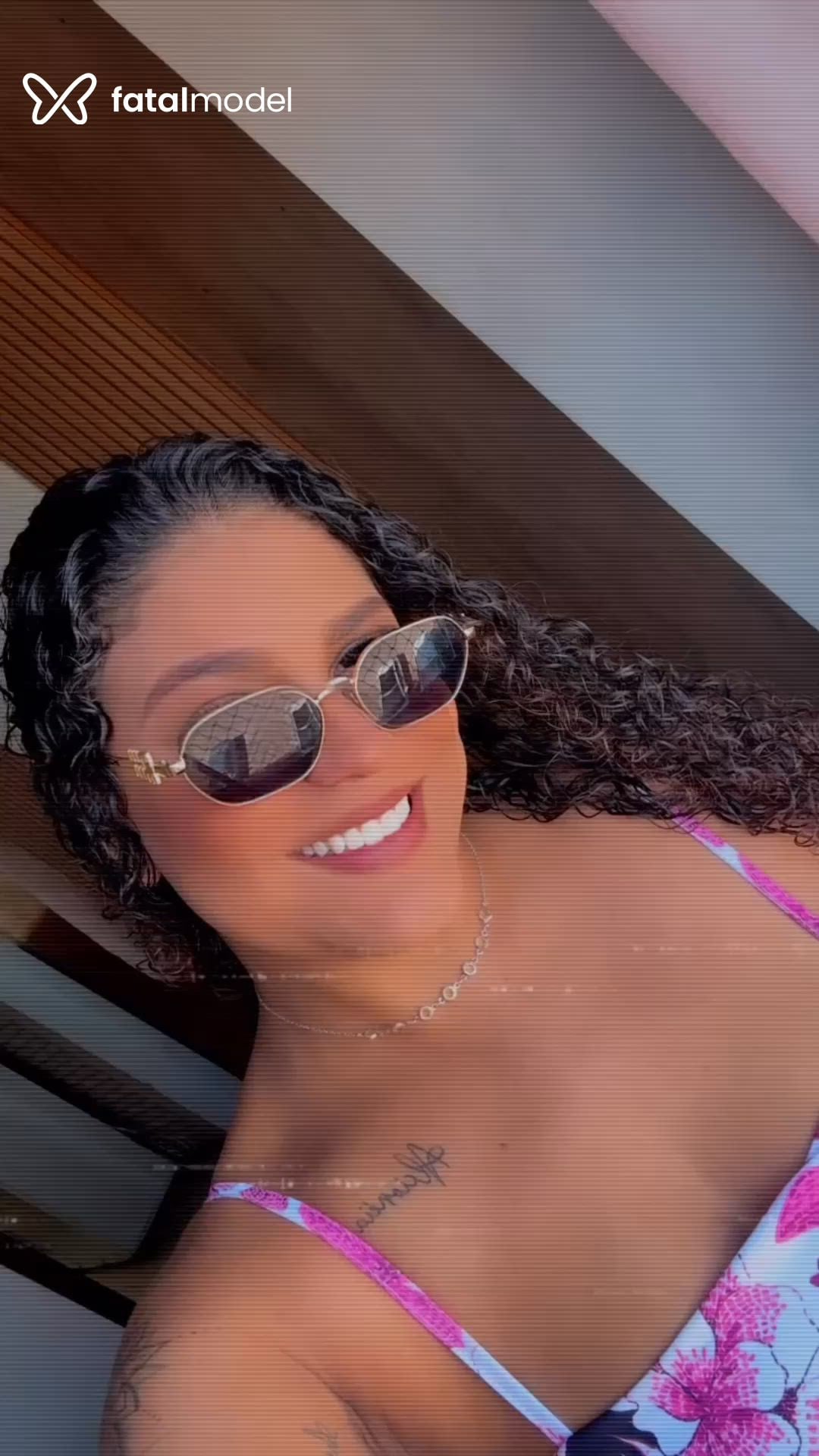 Acompanhante mulher morena (o) de olhos pretos - Júlia Araujo
