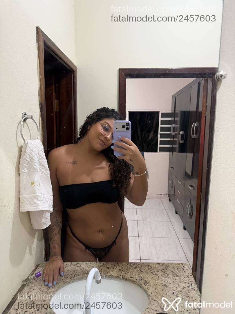 Acompanhante mulher morena (o) de olhos pretos - Júlia Araujo