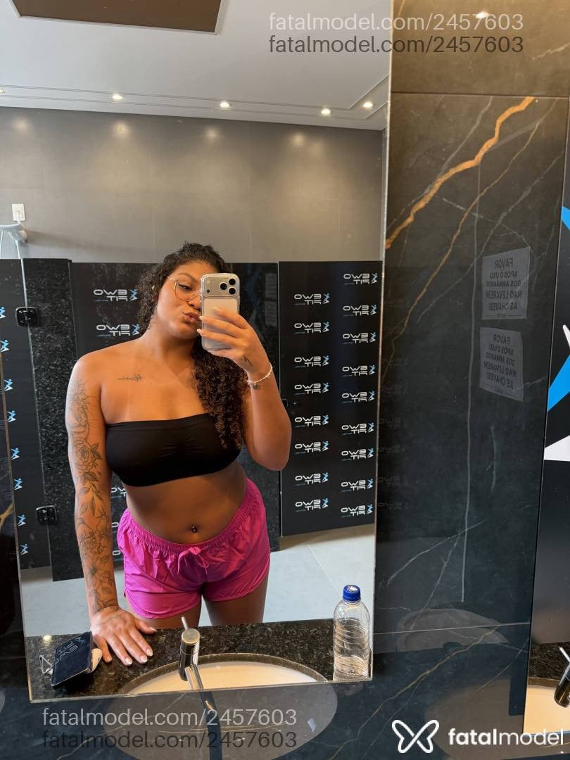 Acompanhante mulher morena (o) de olhos pretos - Júlia Araujo