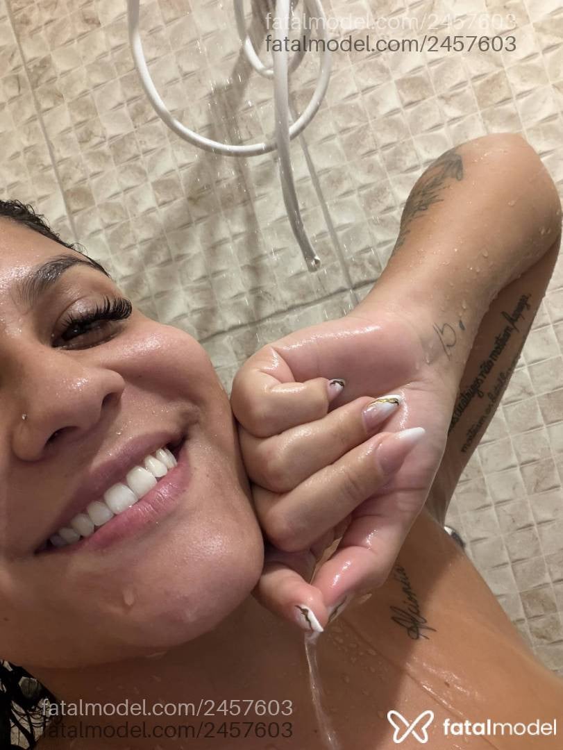 Acompanhante mulher morena (o) de olhos pretos - Júlia Araujo