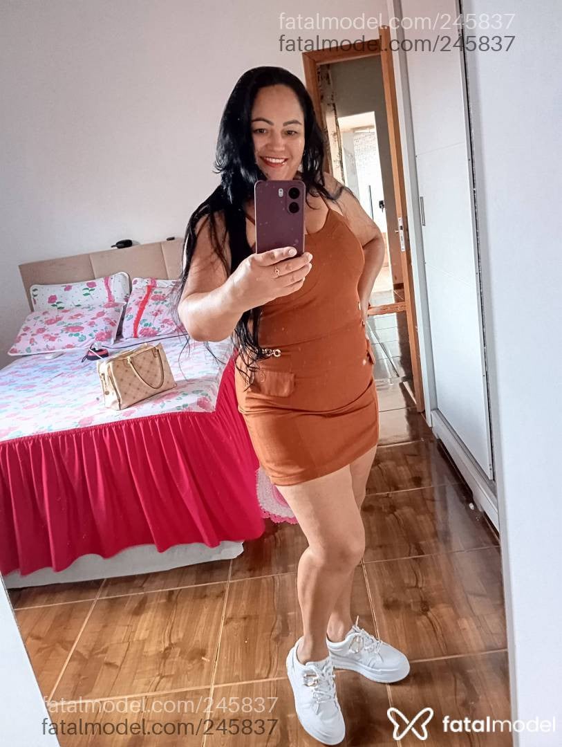 Acompanhante mulher morena (o) de olhos pretos - Luciana