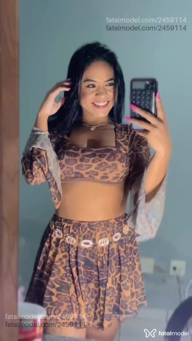 Acompanhante mulher com cabelo castanho de olhos castanhos - Lara Duarte