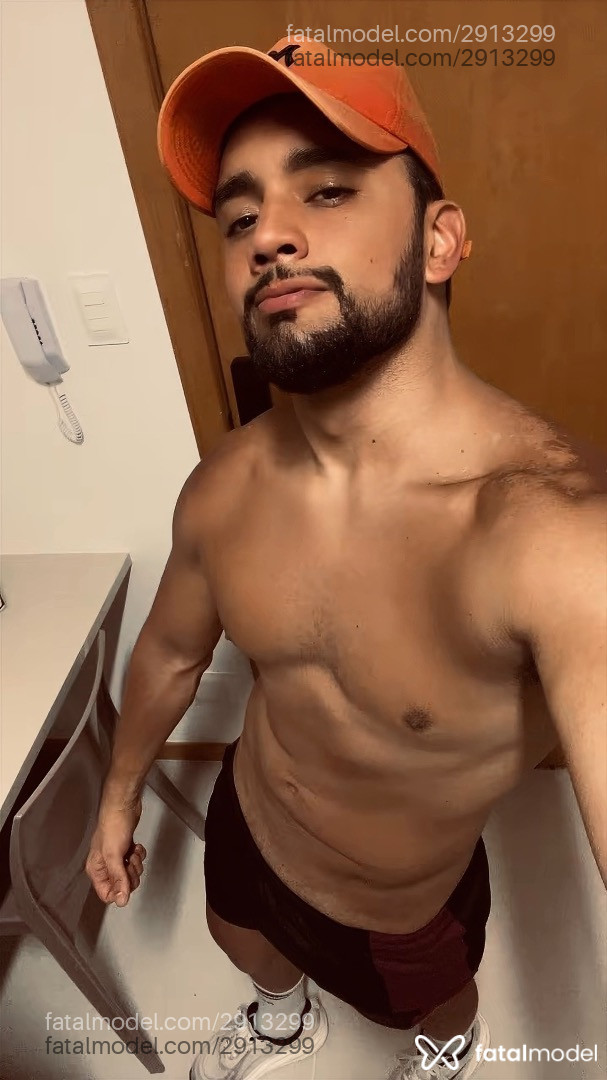 Acompanhante homem morena (o) de olhos castanhos em Virtual - Henry