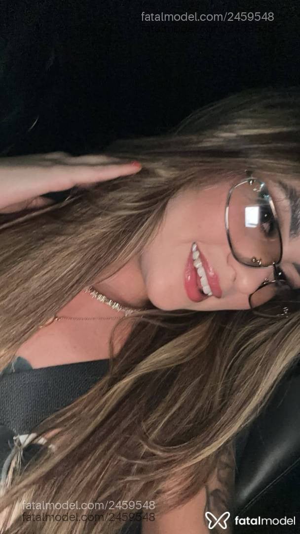 Acompanhante mulher com cabelo castanho de olhos castanhos - Letícia Menezes