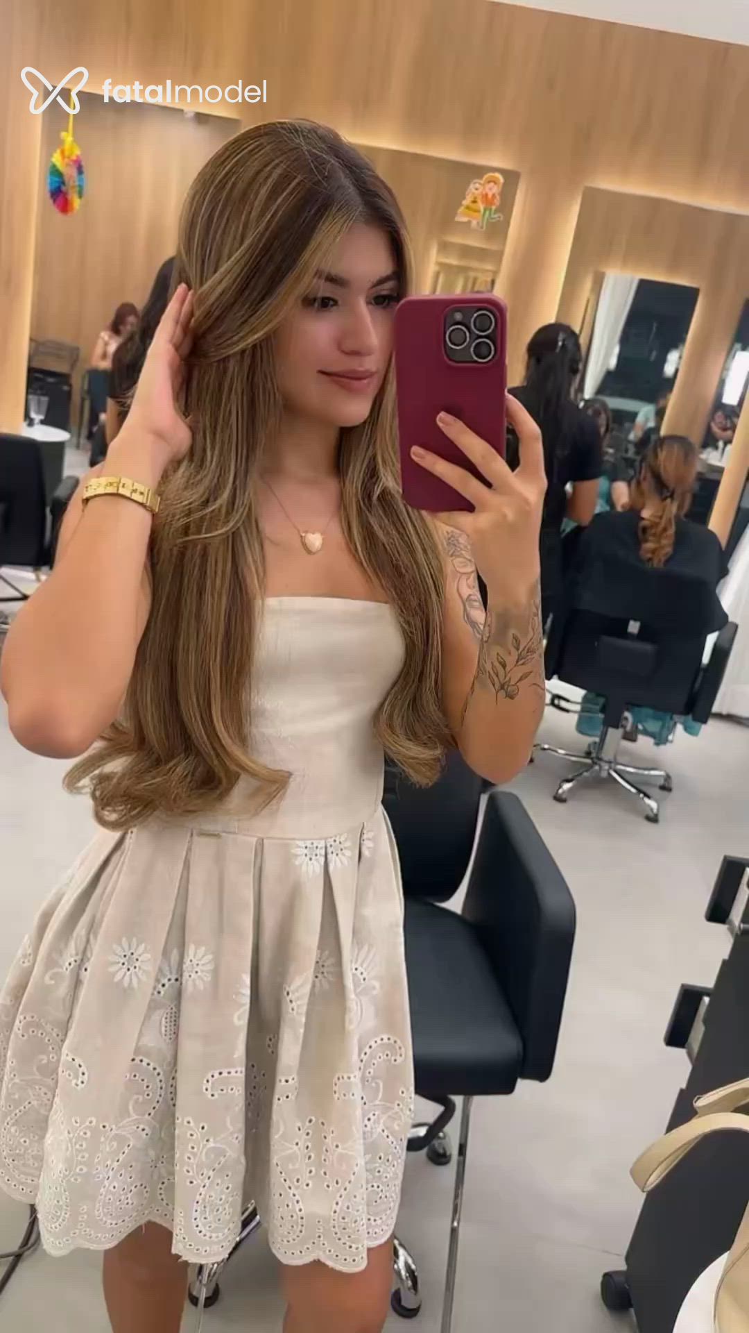 Acompanhante mulher com cabelo castanho de olhos castanhos - Letícia Menezes