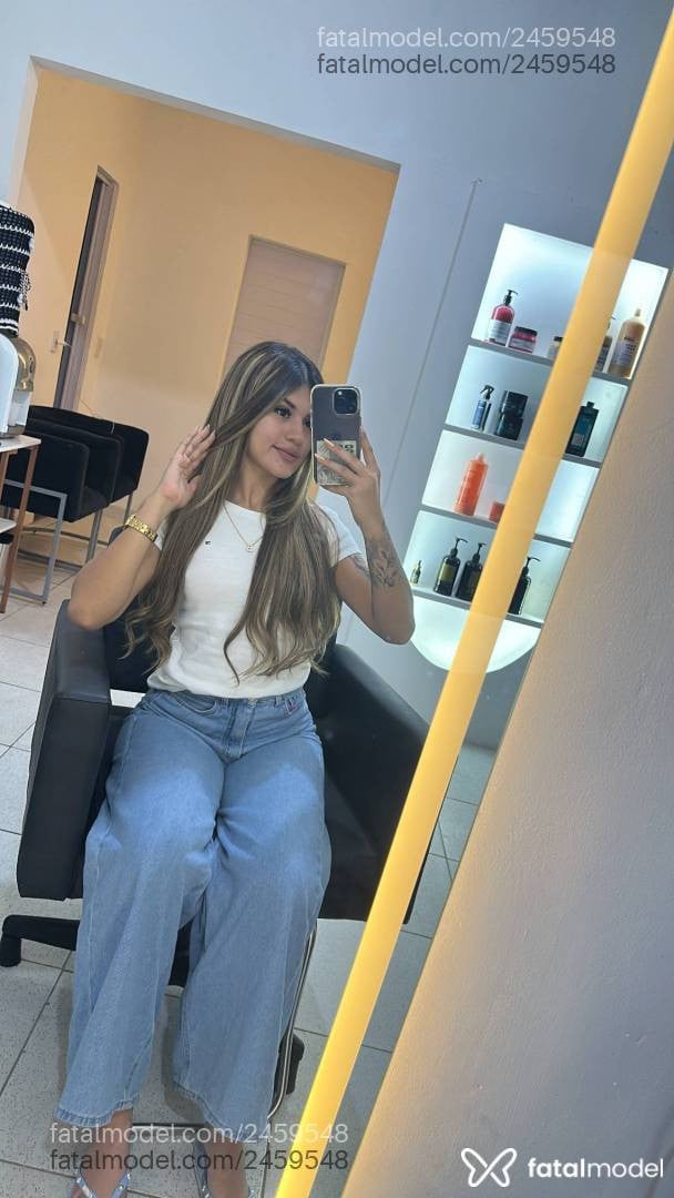Acompanhante mulher com cabelo castanho de olhos castanhos - Letícia Menezes