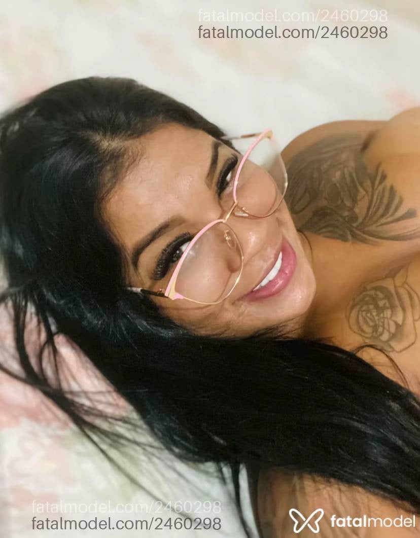Acompanhante mulher morena (o) de olhos pretos - Hellen