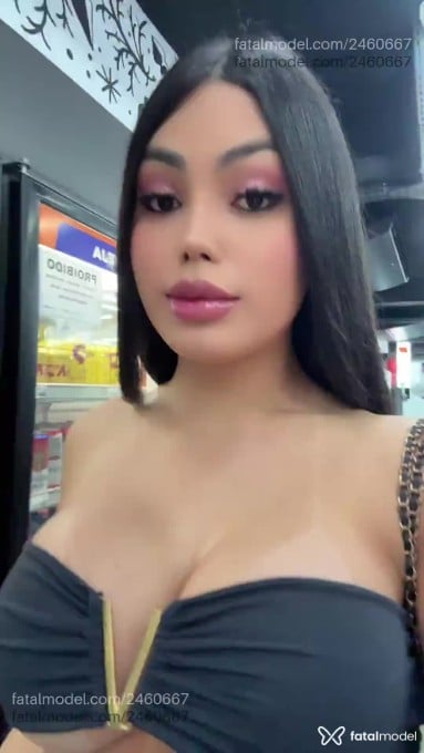 Acompanhante mulher trans morena (o) de olhos pretos - Karine Leal