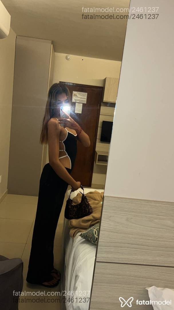 Acompanhante mulher trans loira (o) de olhos castanhos - Nicole Santorini