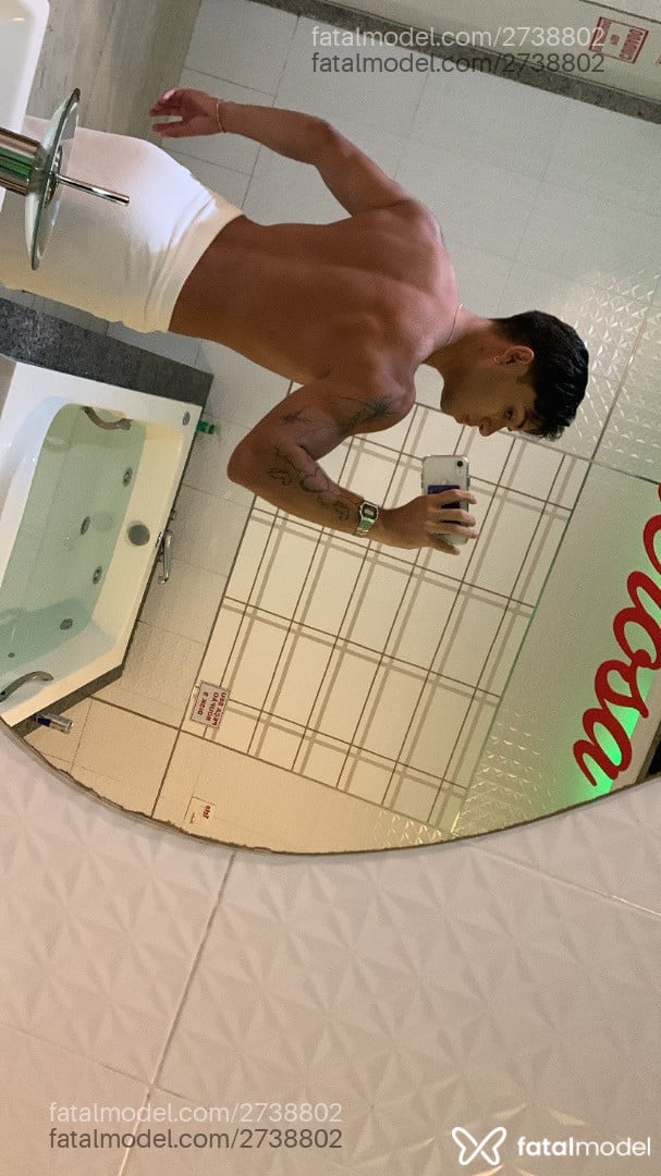 Acompanhante homem com cabelo castanho de olhos castanhos - Gedzin
