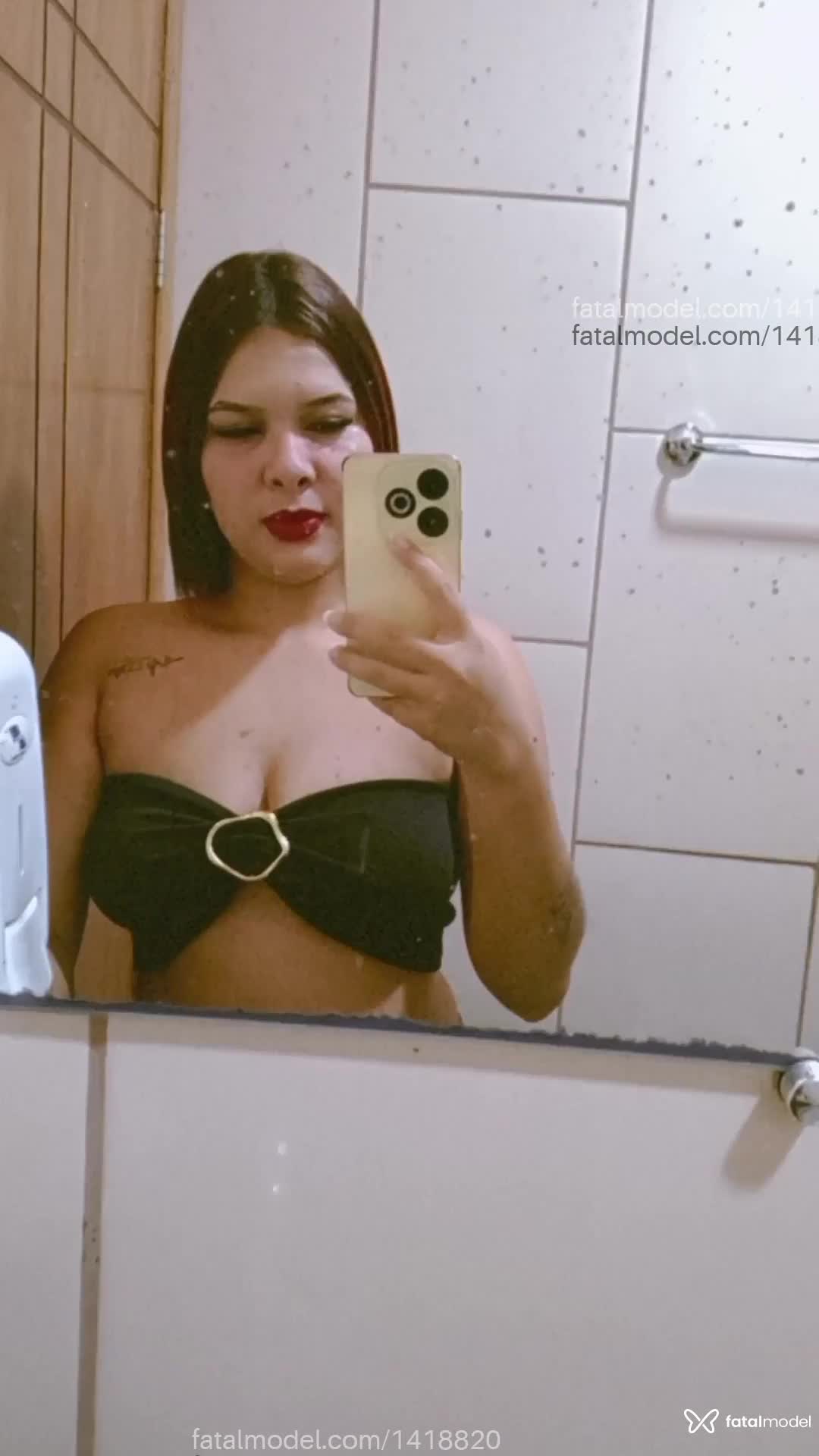 Acompanhante mulher com cabelo colorido de olhos castanhos - Aylla Sofia Acompanhante mulher com cabelo colorido de olhos castanhos - Aylla Sofia
