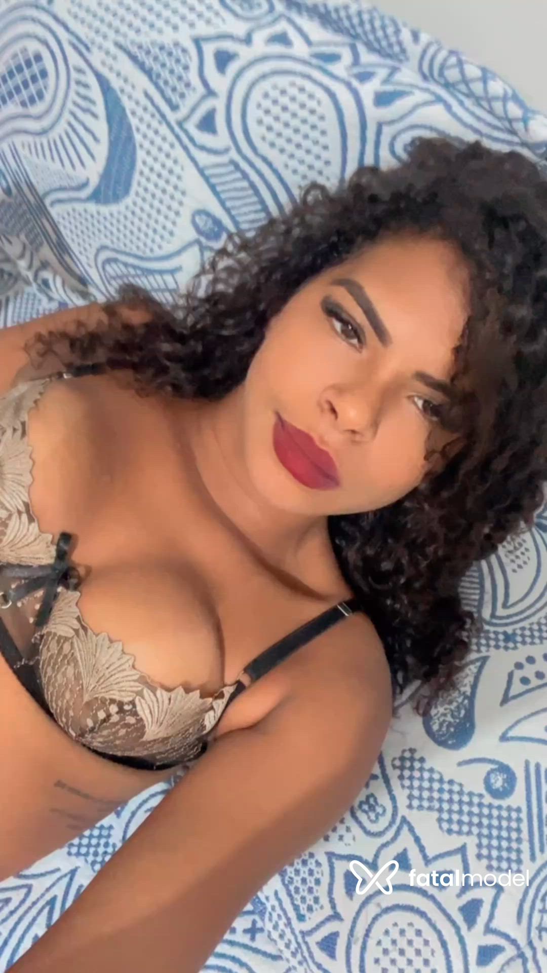 Acompanhante mulher morena (o) de olhos pretos - Morena