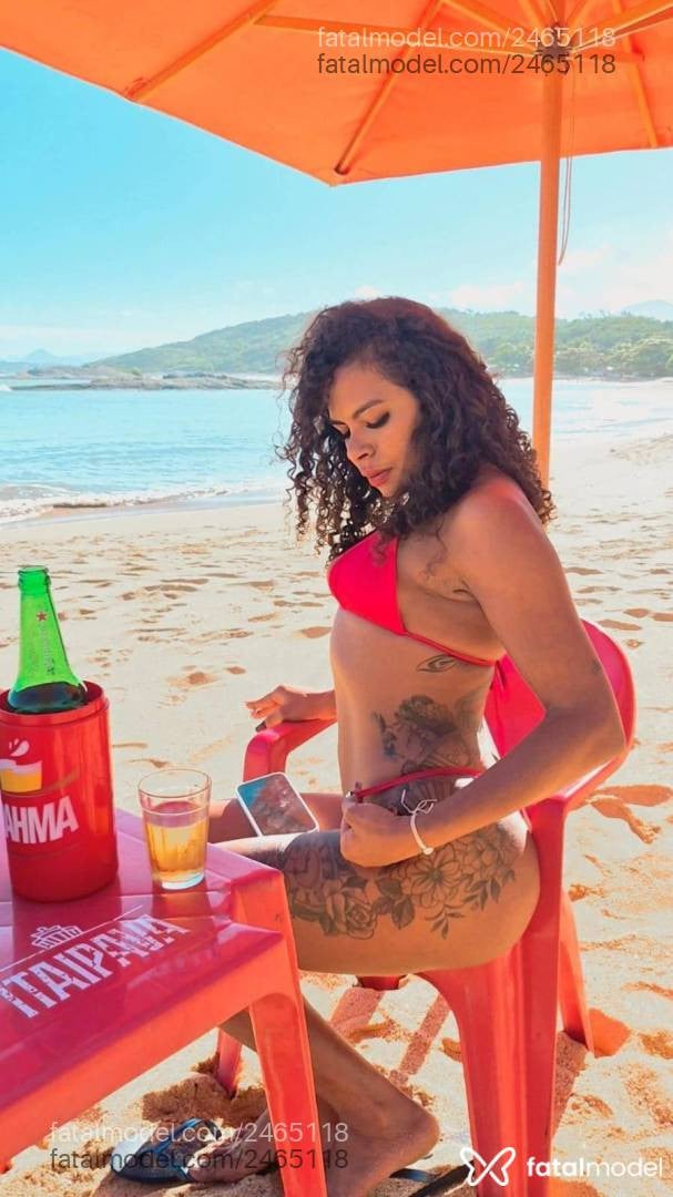 Acompanhante mulher morena (o) de olhos pretos - Morena