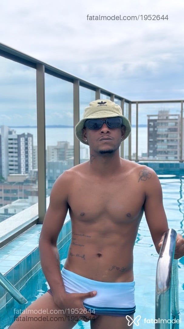 Acompanhante homem com cabelo castanho de olhos pretos em Maceió Acompanhante homem com cabelo castanho de olhos pretos em Maceió - Mamba Negra