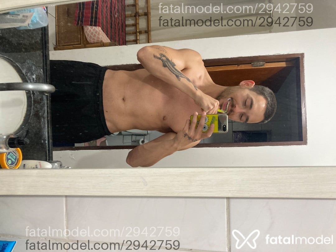Acompanhante homem com cabelo castanho de olhos castanhos em Virtual Acompanhante homem com cabelo castanho de olhos castanhos em Virtual - Muri
