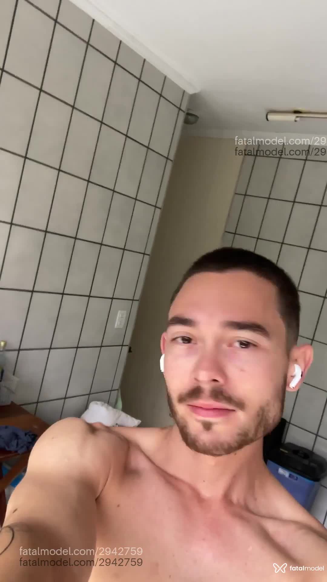 Acompanhante homem com cabelo castanho de olhos castanhos em Virtual Acompanhante homem com cabelo castanho de olhos castanhos em Virtual - Muri