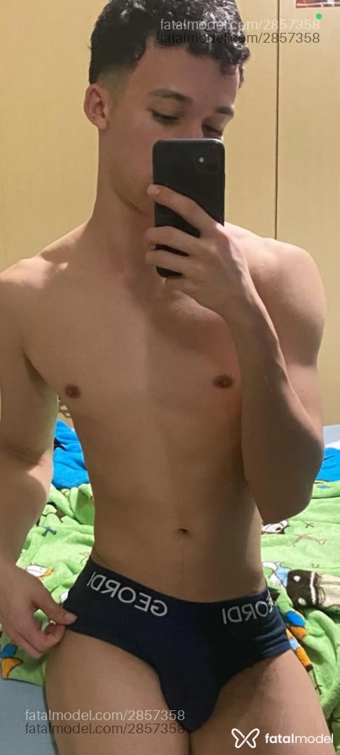 Acompanhante homem morena (o) de olhos castanhos - Caribenho