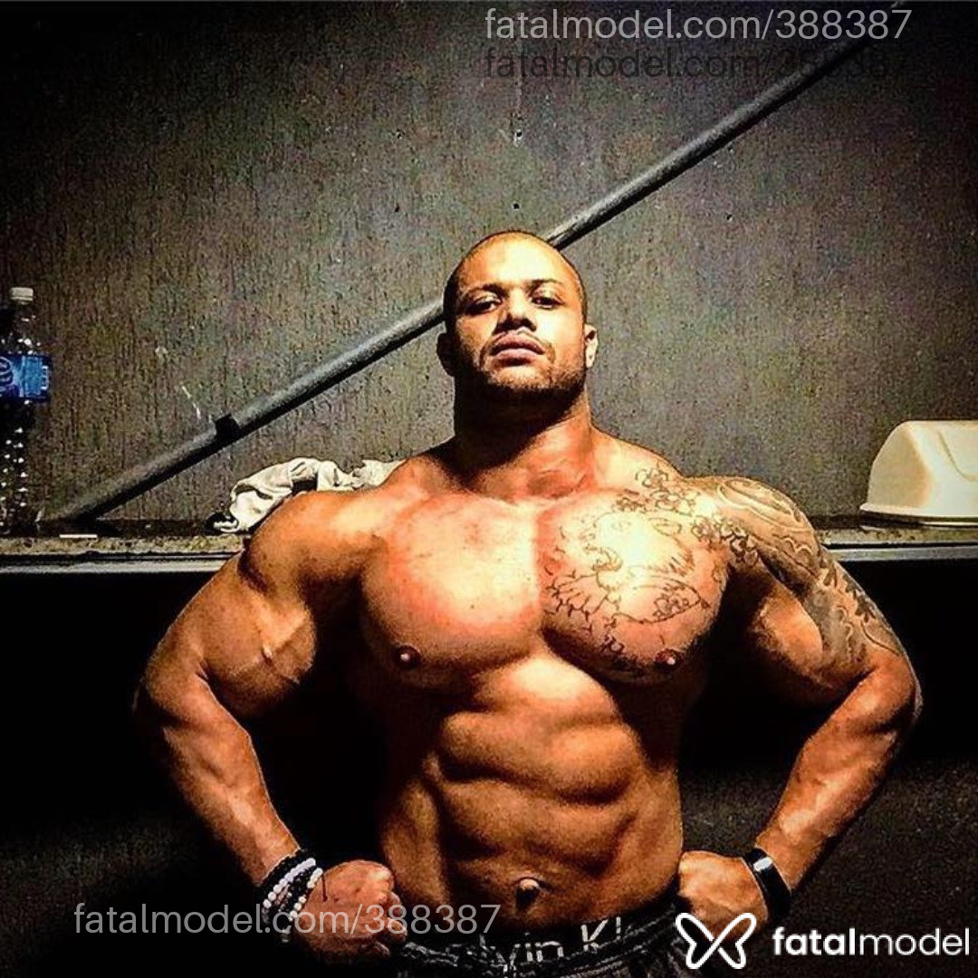 Acompanhante homem sem cabelo de olhos verdes - Enzo casarine