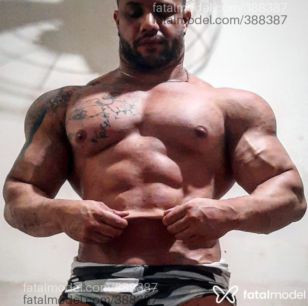 Acompanhante homem sem cabelo de olhos verdes - Enzo casarine