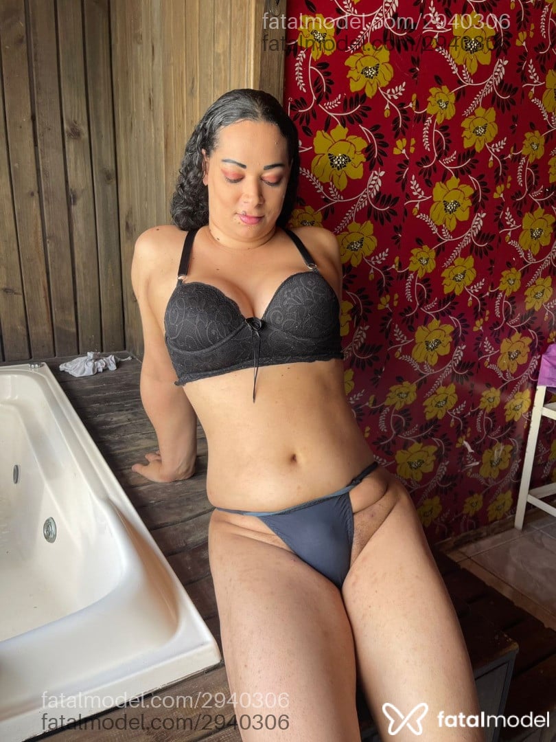 Acompanhante mulher trans com cabelo castanho de olhos pretos - Debora Luxer Acompanhante mulher trans com cabelo castanho de olhos pretos - Debora Luxer