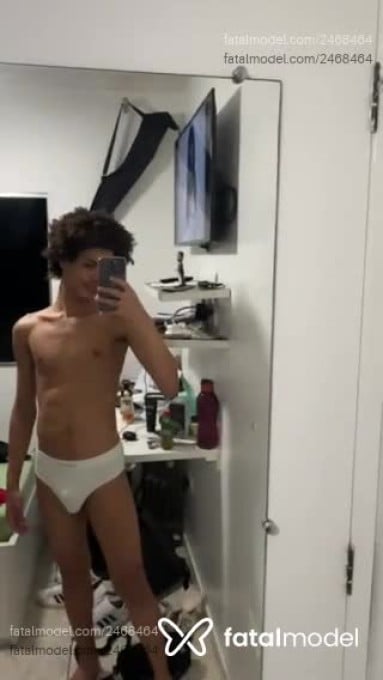 Acompanhante homem com cabelo castanho de olhos verdes em São Paulo Acompanhante homem com cabelo castanho de olhos verdes em São Paulo - Mister Kisses