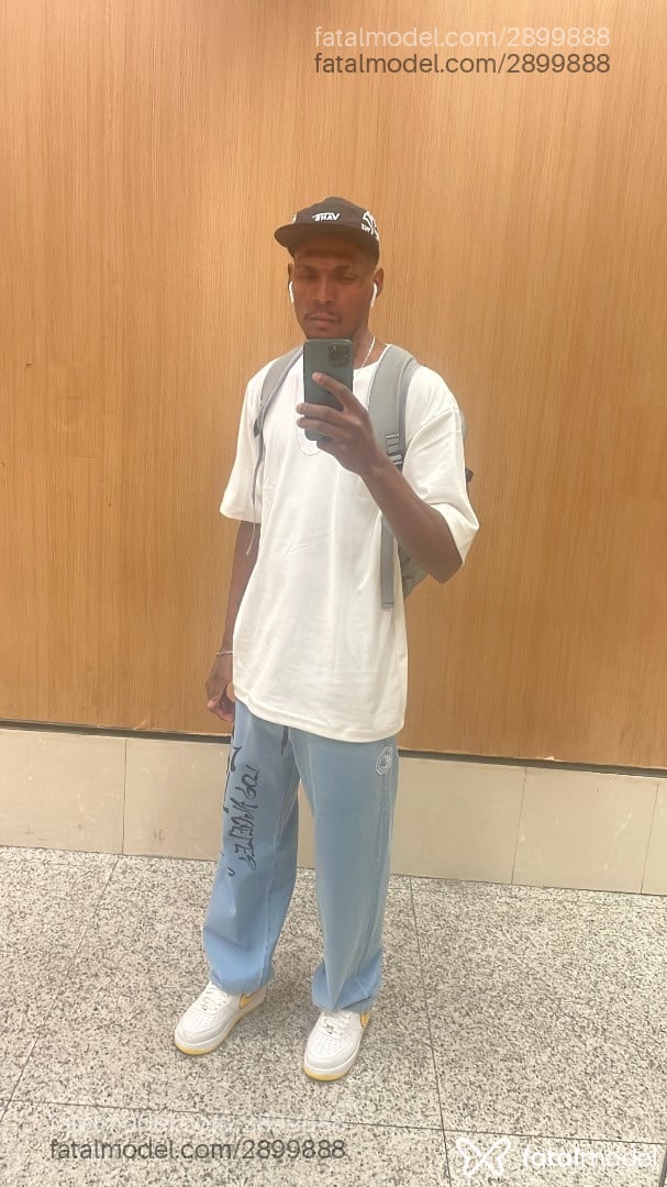 Acompanhante homem morena (o) de olhos castanhos em São Paulo - Black