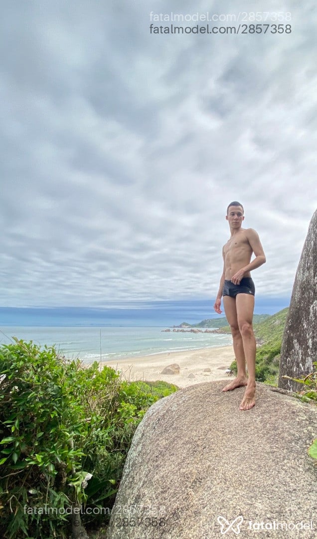Acompanhante homem morena (o) de olhos castanhos - Caribenho