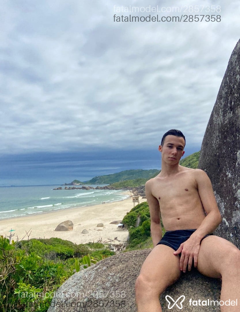 Acompanhante homem morena (o) de olhos castanhos - Caribenho