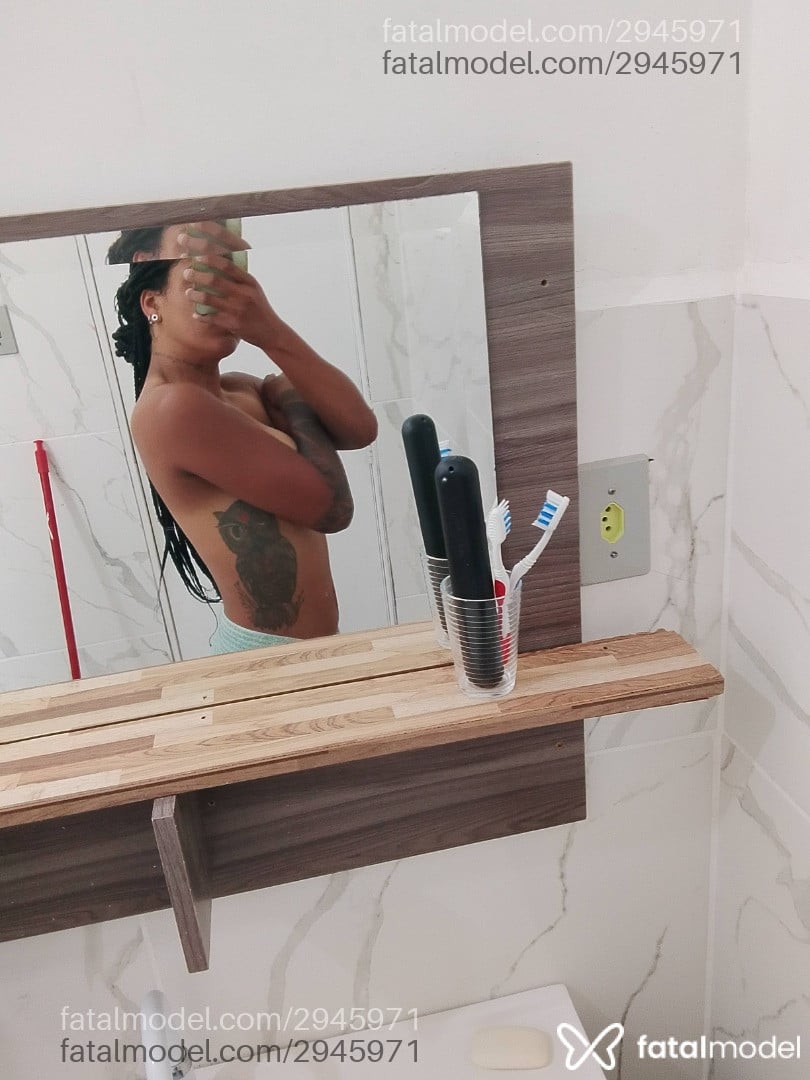 Acompanhante mulher com cabelo colorido de olhos pretos em Porto Alegre - ágata
