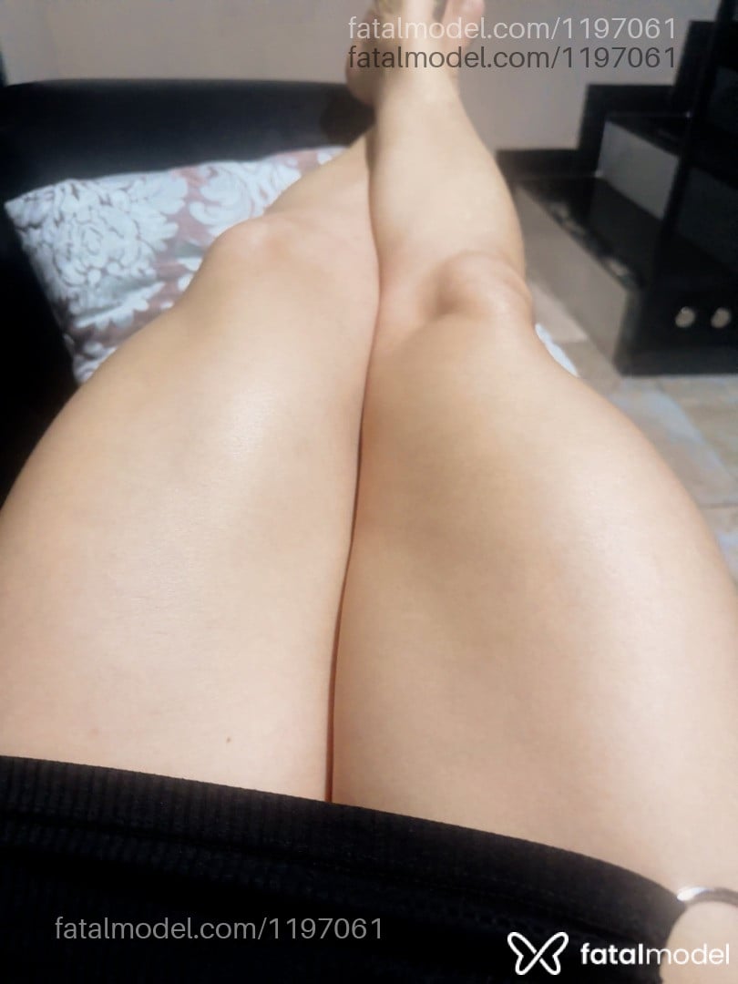 Acompanhante mulher com cabelo castanho de olhos mel - Mel Acompanhante mulher com cabelo castanho de olhos mel - Mel