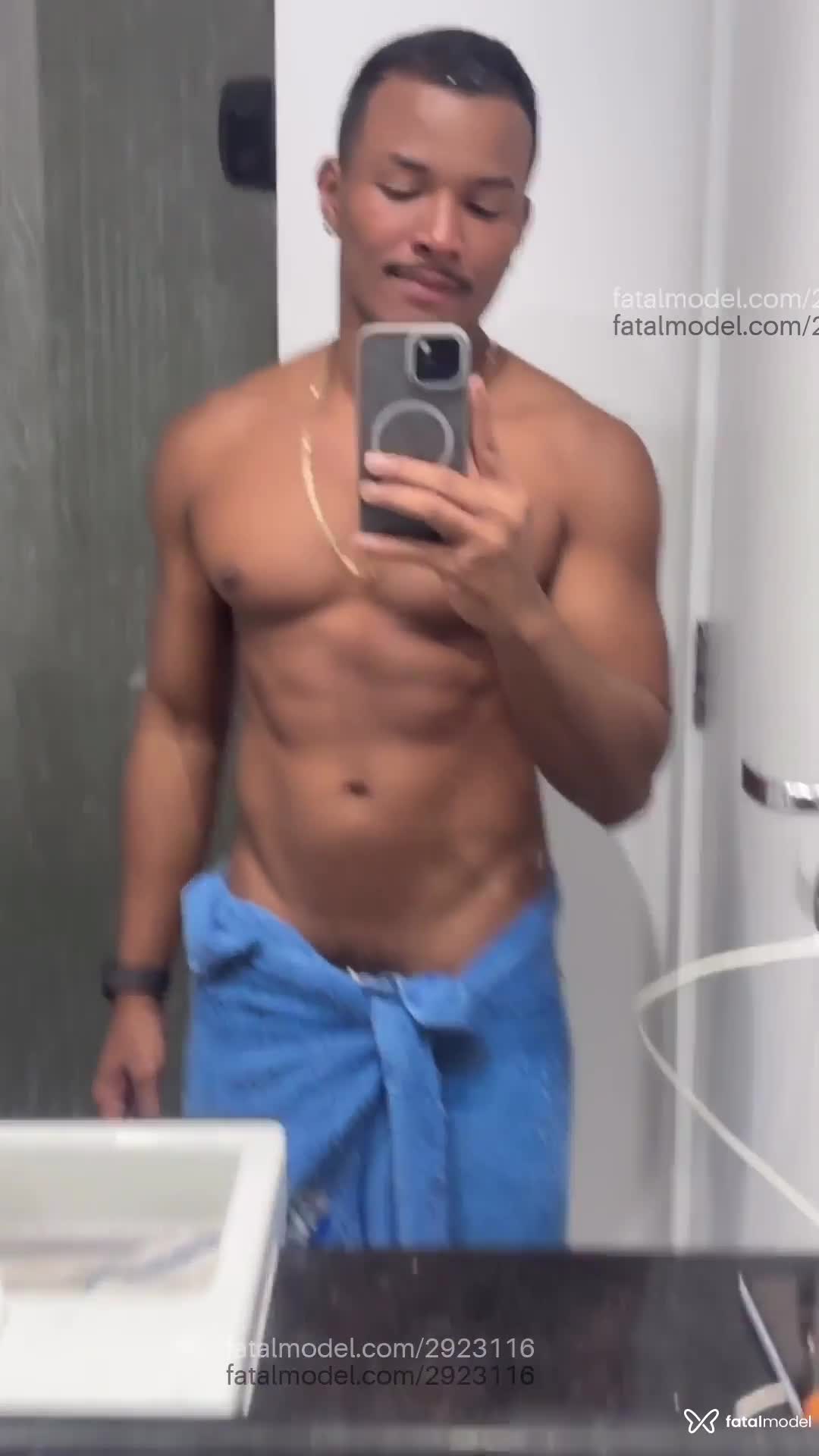Acompanhante homem morena (o) de olhos pretos em São Paulo Acompanhante homem morena (o) de olhos pretos em São Paulo - Vittor Black